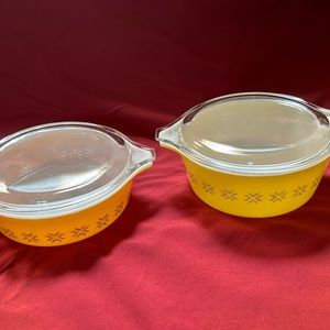 Set of 2 Pyrex Casserole Dishes with Lids